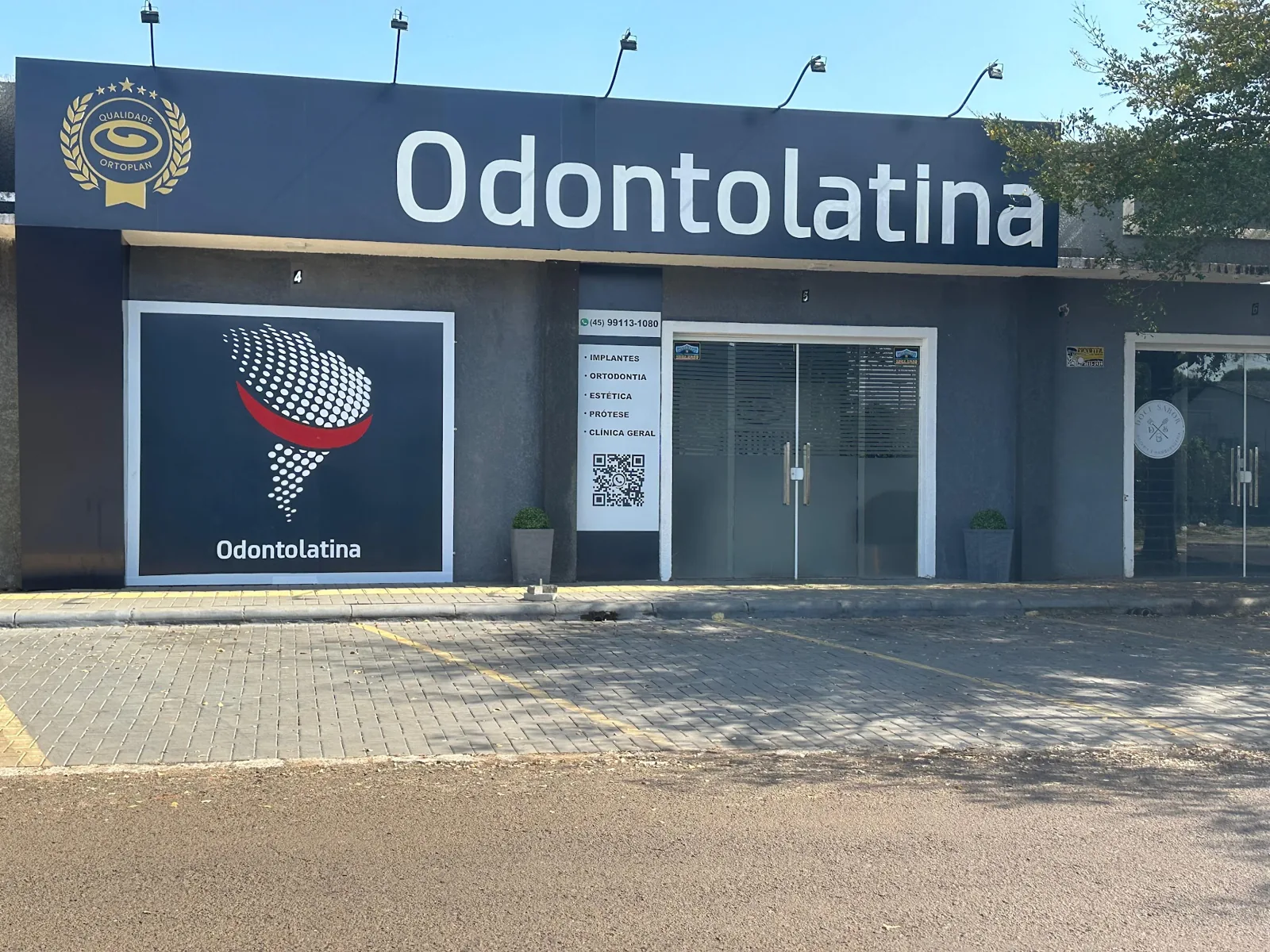Fachada da Odontolatina Vila C, na Rua João Batista de Oliveira